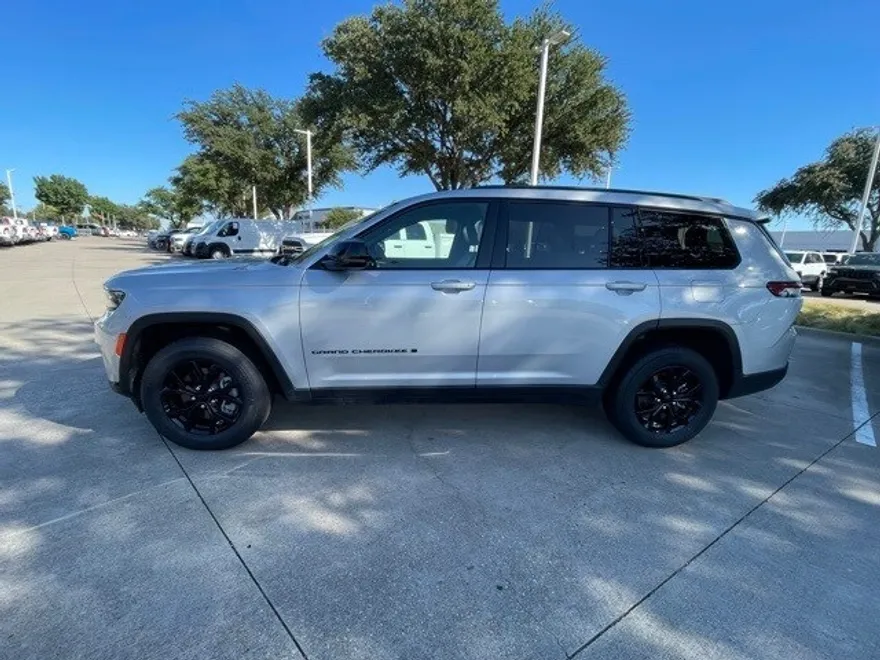 2024 Jeep Grand Cherokee Laredo Altitude photo 1