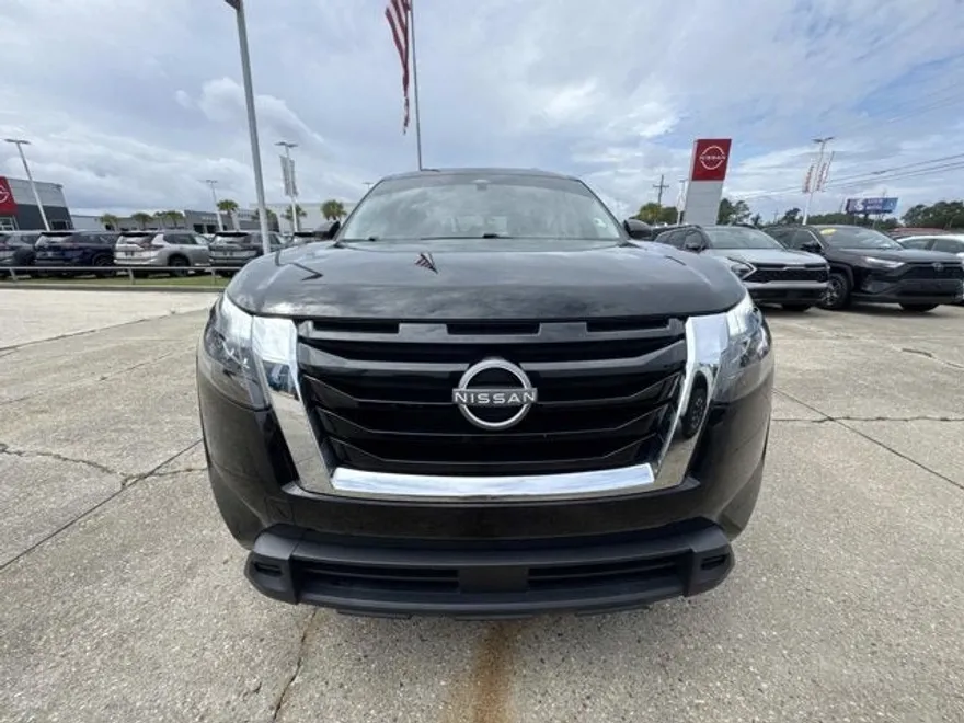 2023 Nissan Pathfinder SV photo 1