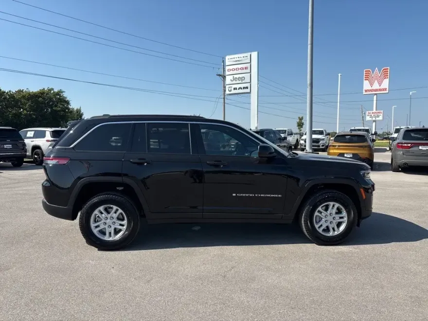 2025 Jeep Grand Cherokee Laredo photo 1