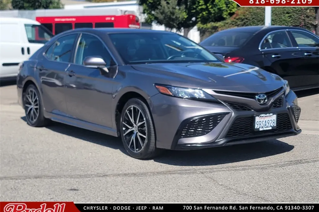 2022 Toyota Camry SE photo 1
