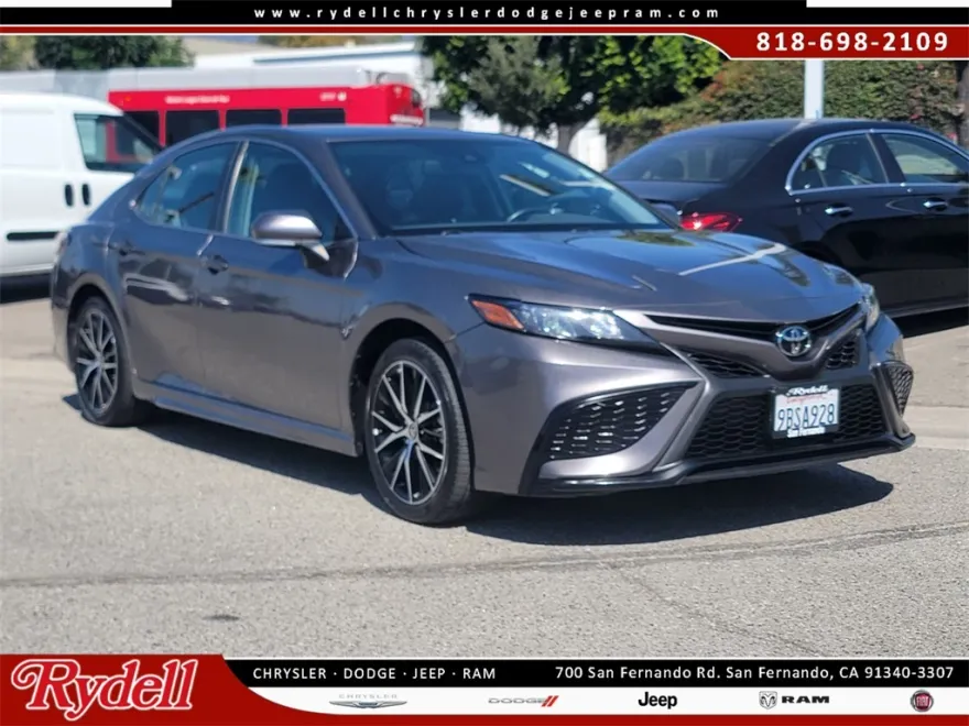 2022 Toyota Camry SE photo 1