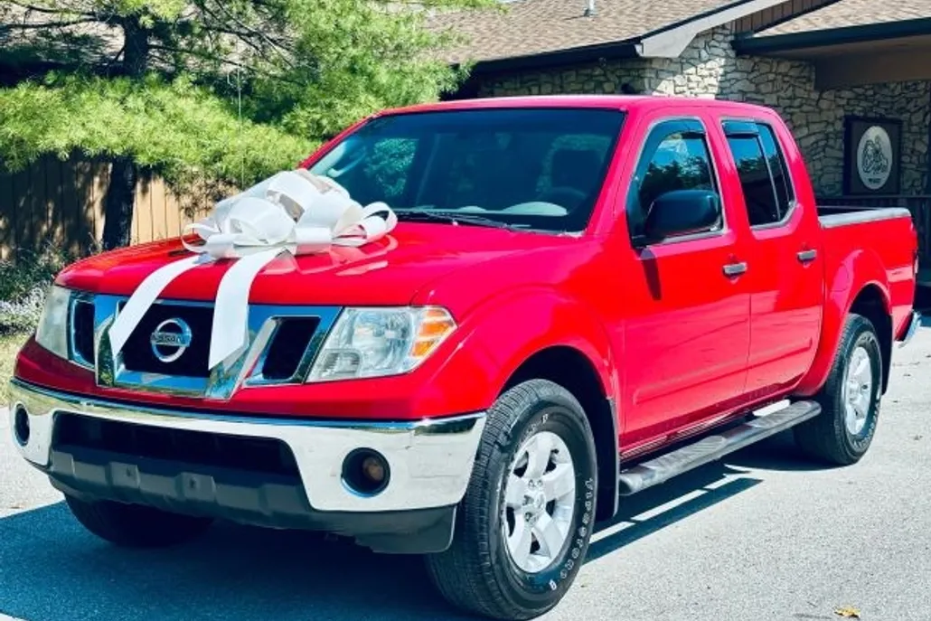 2011 Nissan Frontier Crew Cab SV photo 1