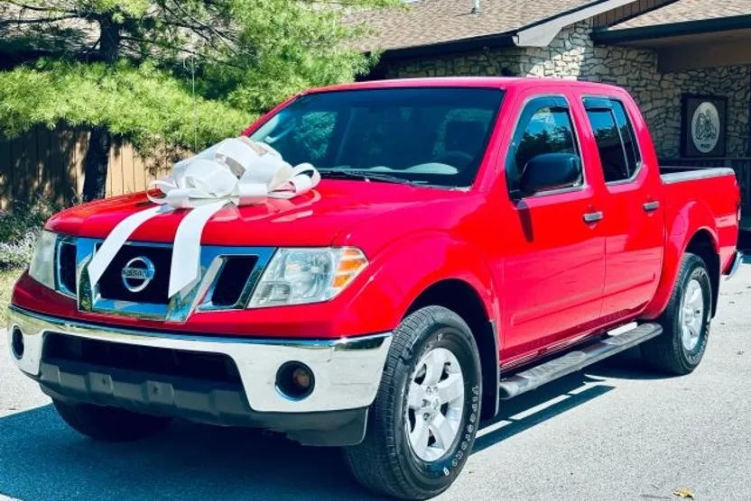 2011 Nissan Frontier Crew Cab SV photo 1