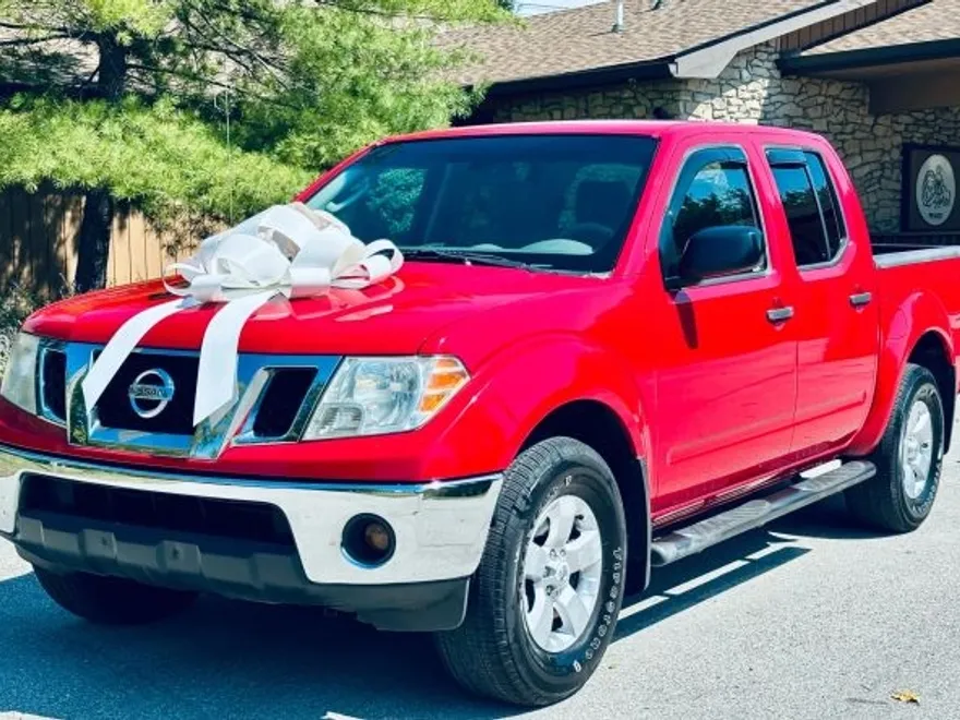 2011 Nissan Frontier Crew Cab SV photo 1