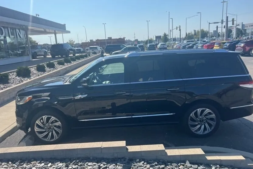 2022 Lincoln Navigator L Reserve photo 1