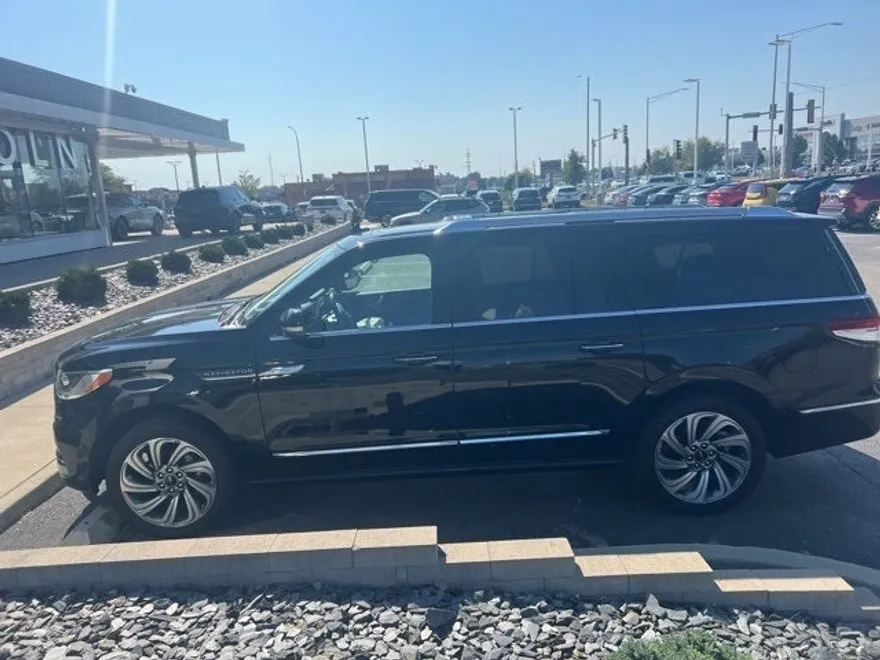 2022 Lincoln Navigator L Reserve photo 1