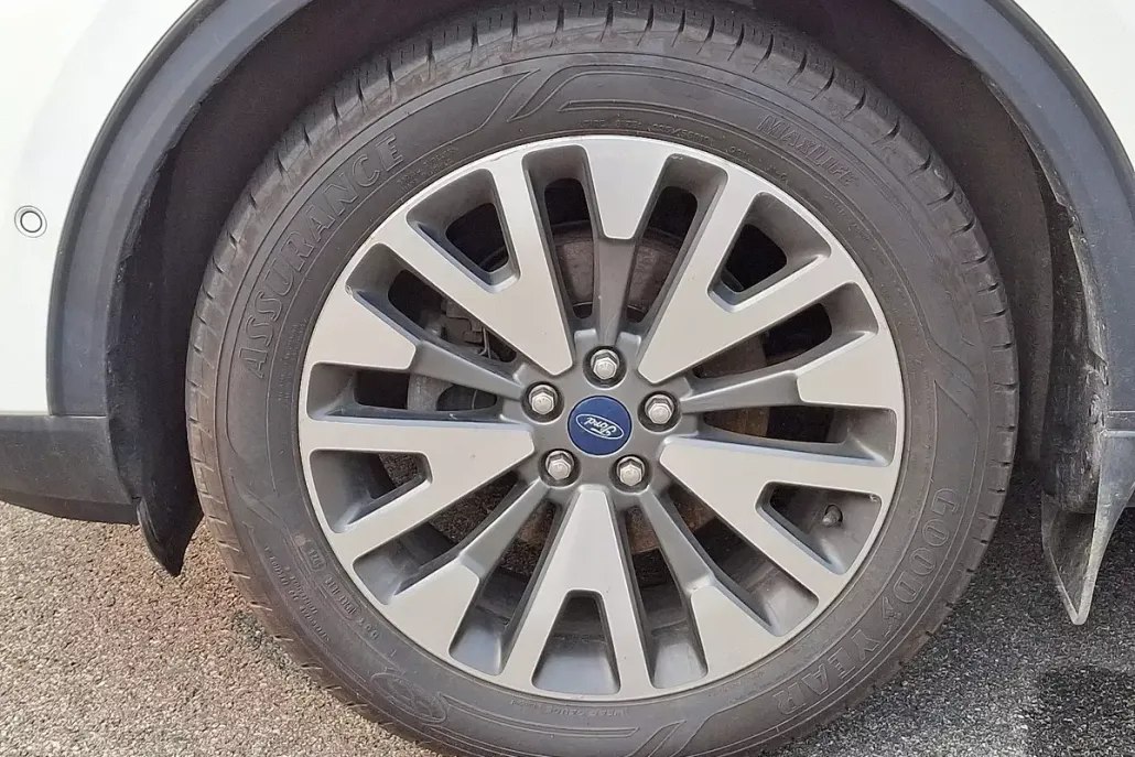 2020 Ford Escape Titanium photo 1