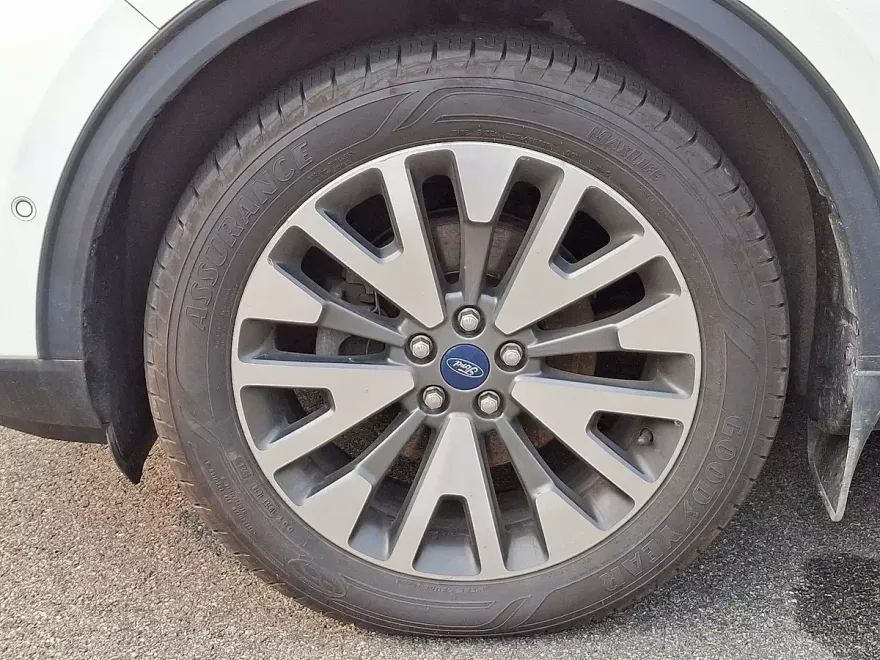 2020 Ford Escape Titanium photo 1