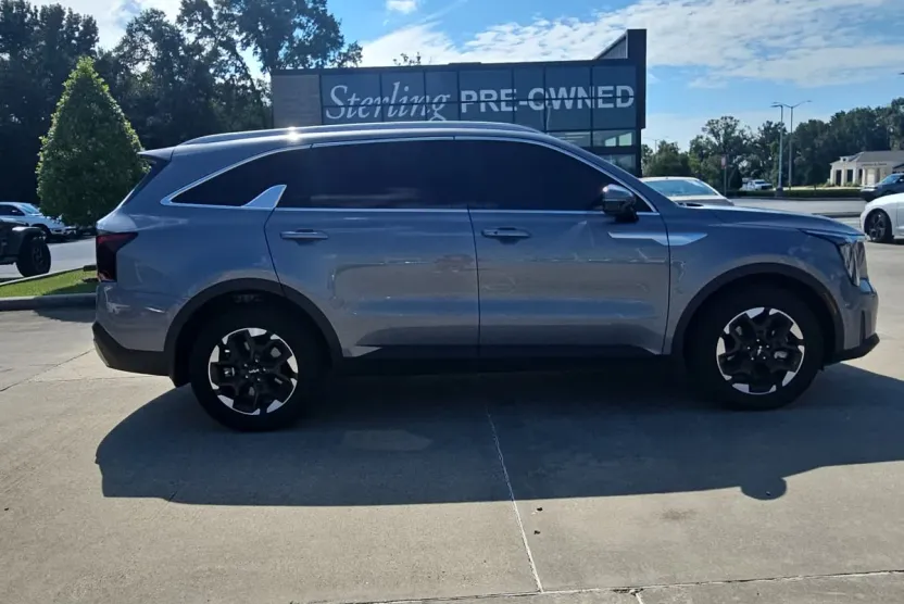 2025 Kia Sorento S photo 1