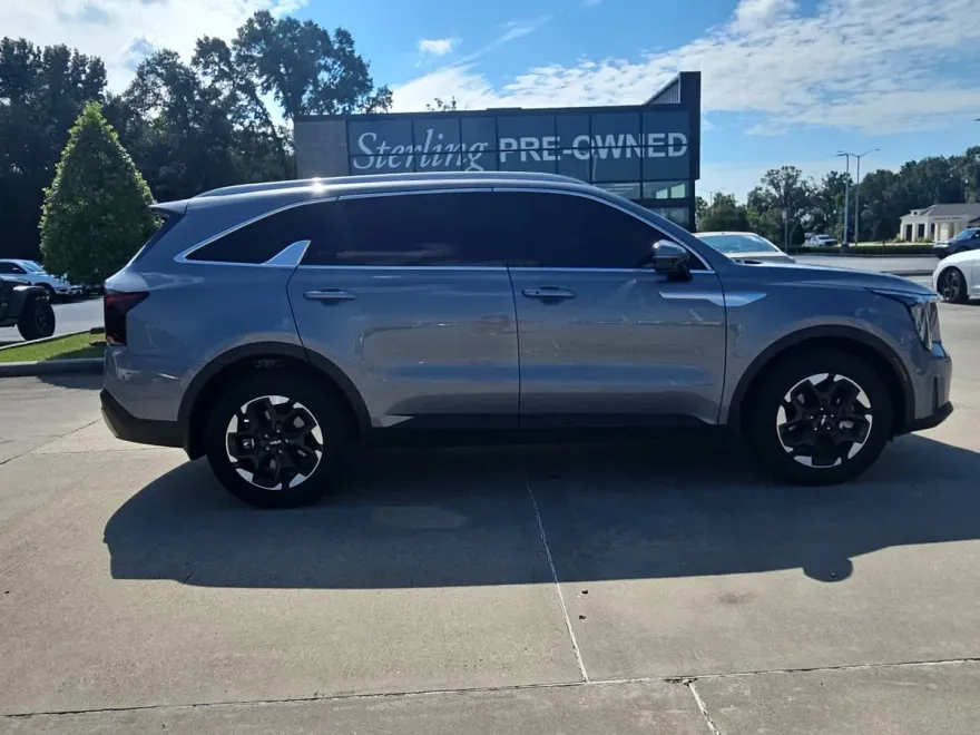 2025 Kia Sorento S photo 1