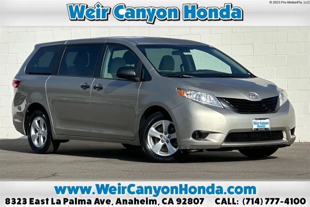 2017 Toyota Sienna L photo 1