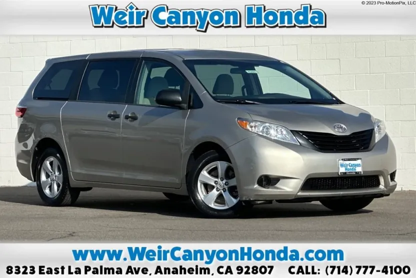 2017 Toyota Sienna L photo 1