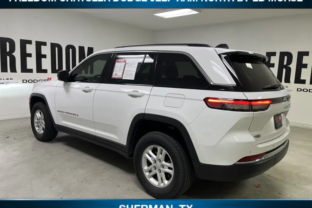 2023 Jeep Grand Cherokee Laredo photo 1