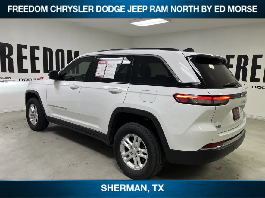 2023 Jeep Grand Cherokee Laredo photo 1