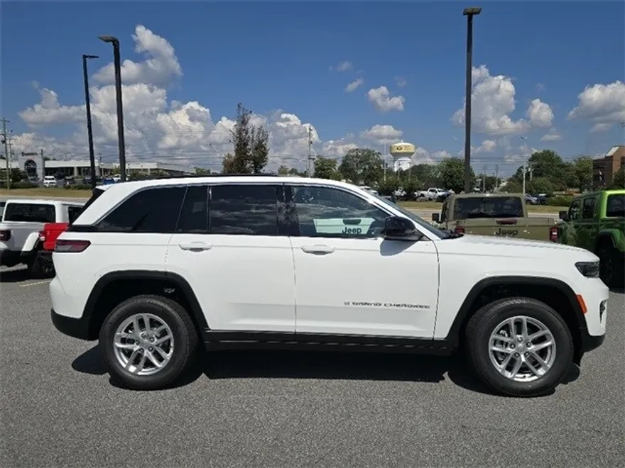 2025 Jeep Grand Cherokee Laredo photo 1