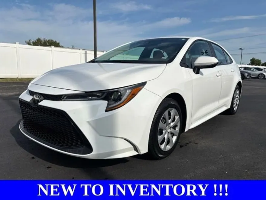 2022 Toyota Corolla LE photo 1