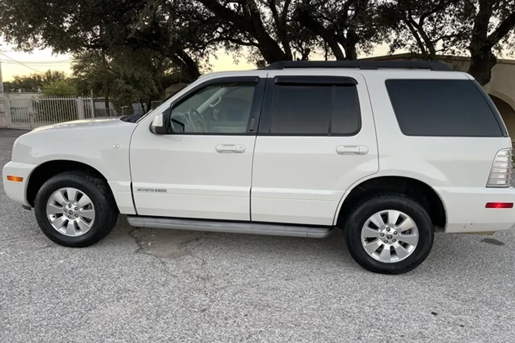 2010 Mercury Mountaineer Luxury photo 1