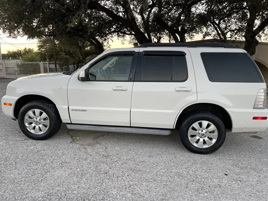 2010 Mercury Mountaineer Luxury photo 1