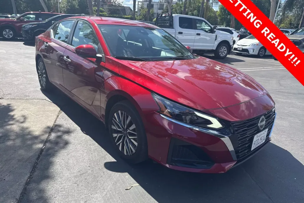 2023 Nissan Altima 2.5 SV photo 1