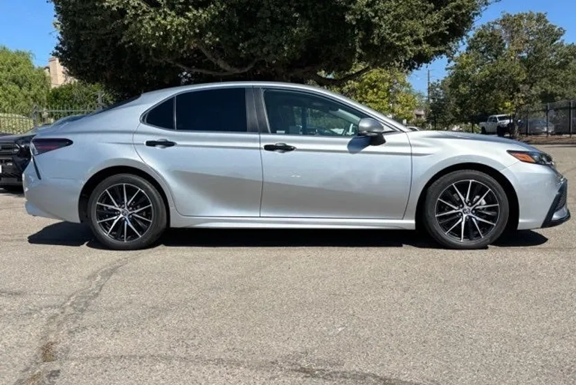 2023 Toyota Camry LE photo 1