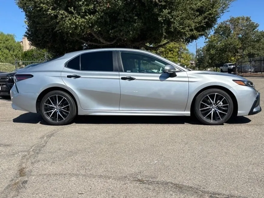 2023 Toyota Camry LE photo 1