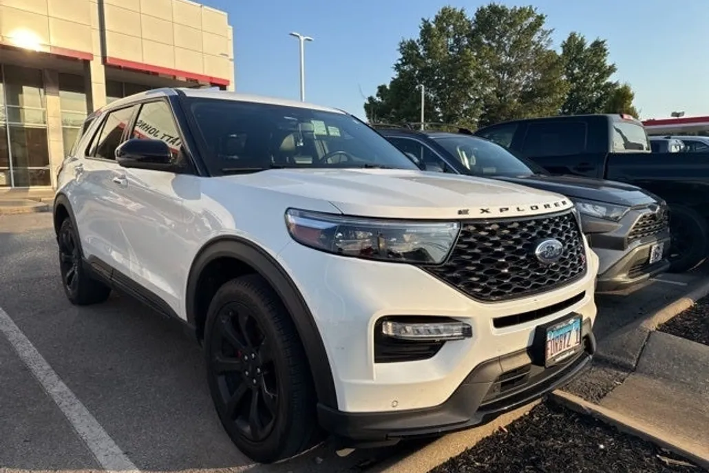 2022 Ford Explorer ST photo 1