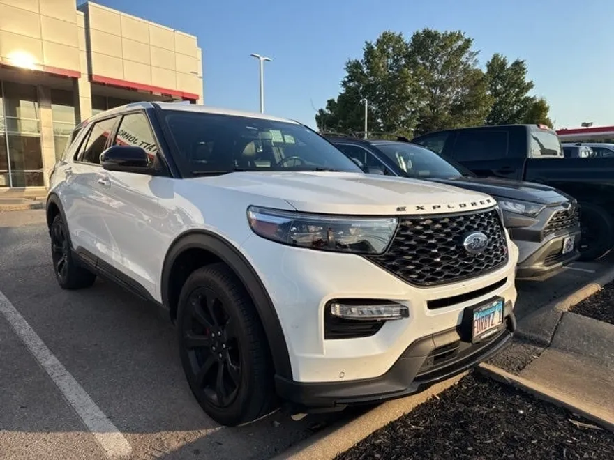 2022 Ford Explorer ST photo 1