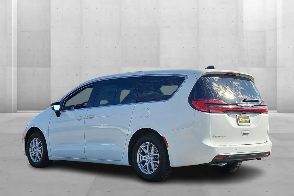 2026 Chrysler Pacifica photo 1
