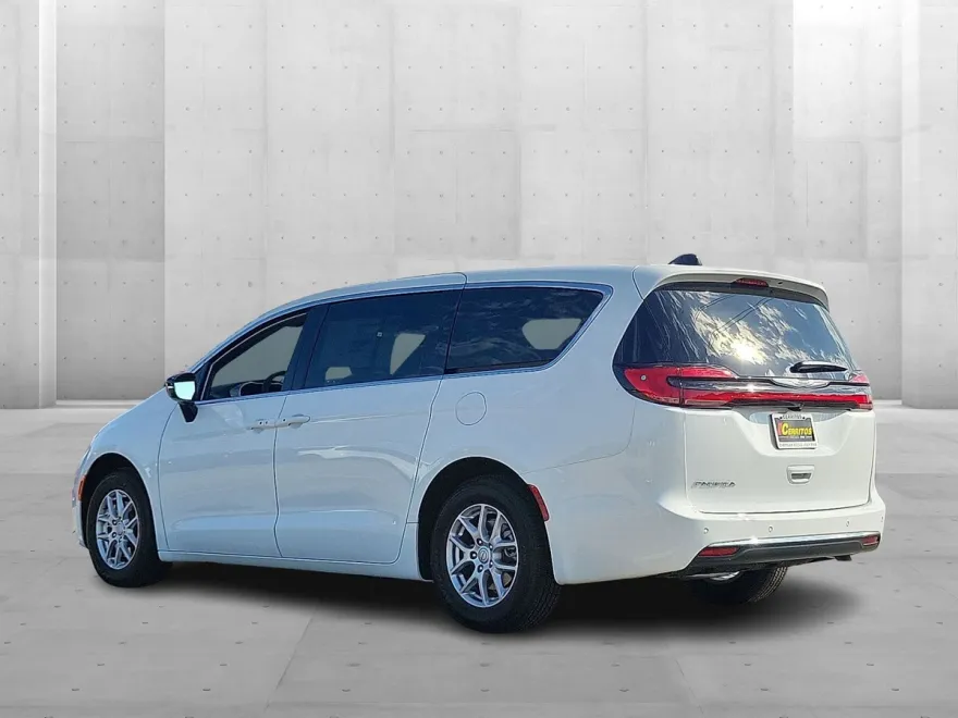 2026 Chrysler Pacifica photo 1