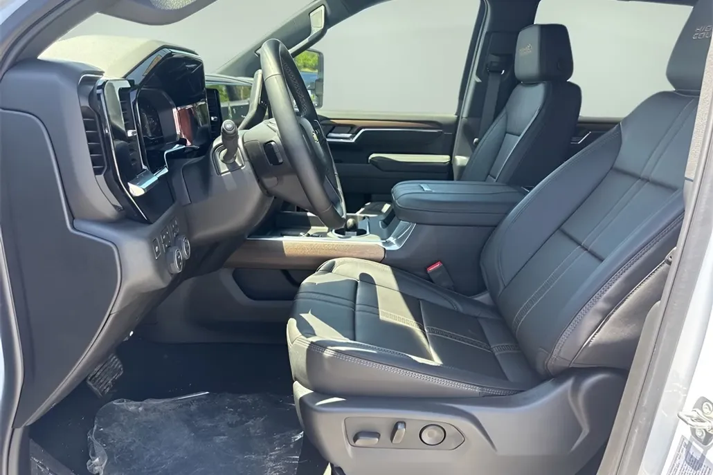 2025 Chevrolet Silverado 3500HD High Country photo 1