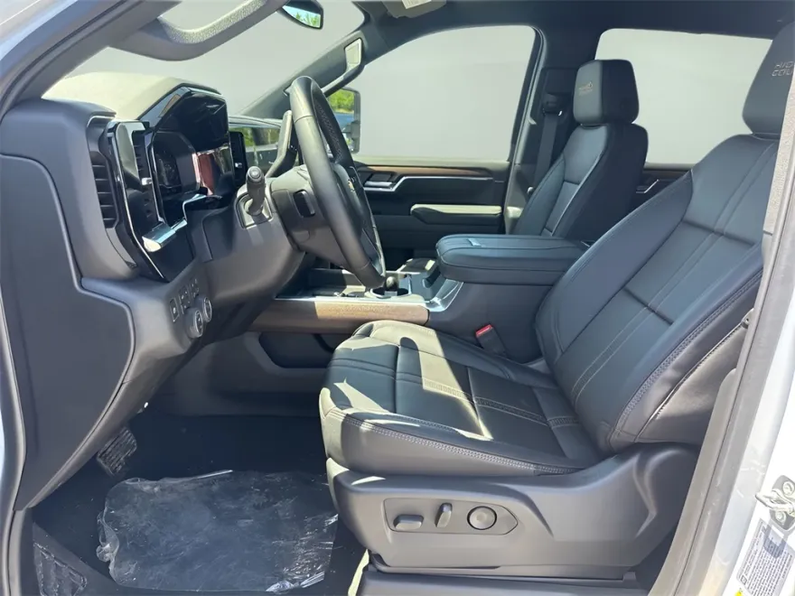 2025 Chevrolet Silverado 3500HD High Country photo 1