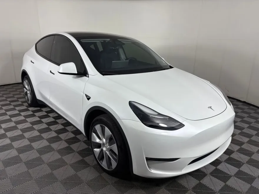 2024 Tesla Model Y Long Range photo 1