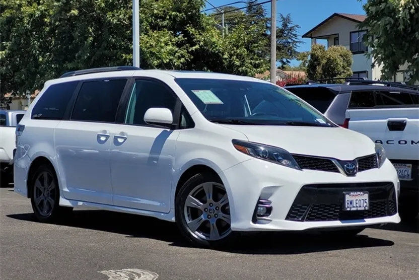 2020 Toyota Sienna SE photo 1