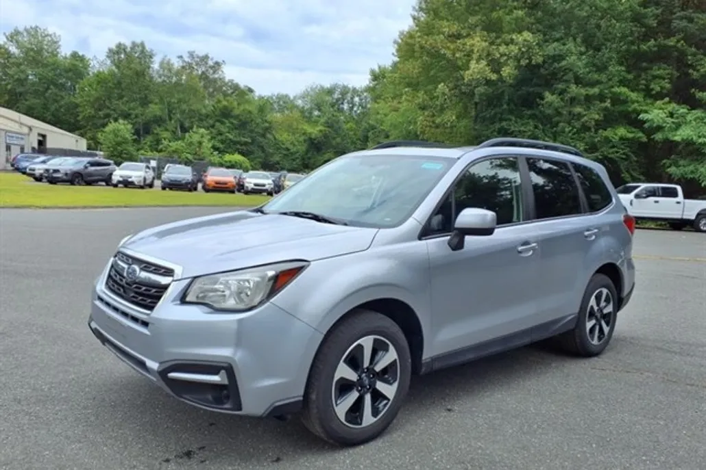 2017 Subaru Forester 2.5i Premium photo 1