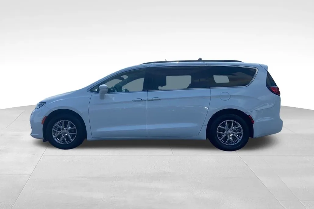 2022 Chrysler Pacifica Touring L photo 1