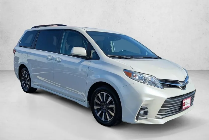 2020 Toyota Sienna XLE photo 1