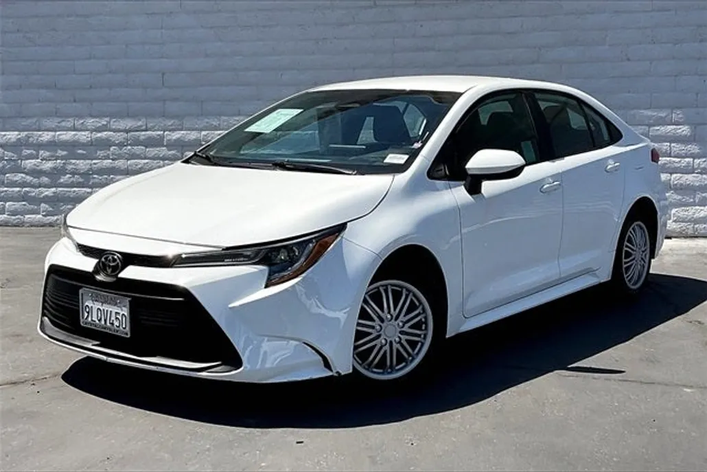 2024 Toyota Corolla LE photo 1