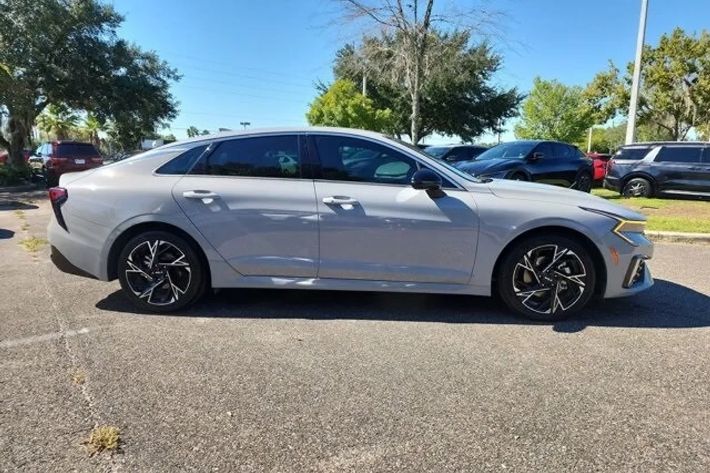 2025 Kia K5 GT-Line photo 1