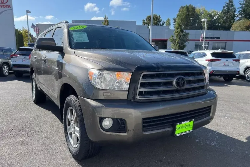 2016 Toyota Sequoia SR5 photo 1