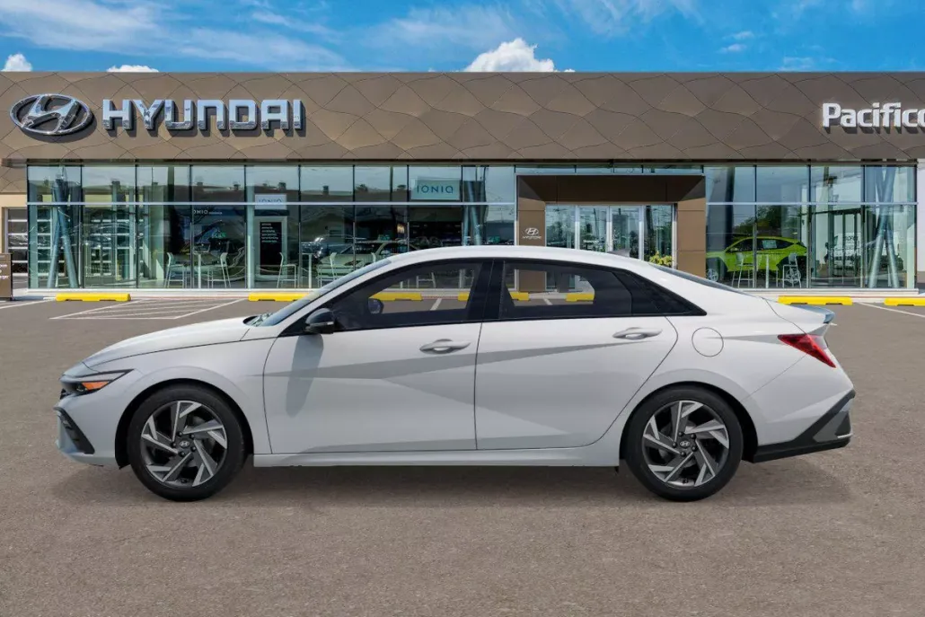 2025 Hyundai Elantra SEL Sport photo 1