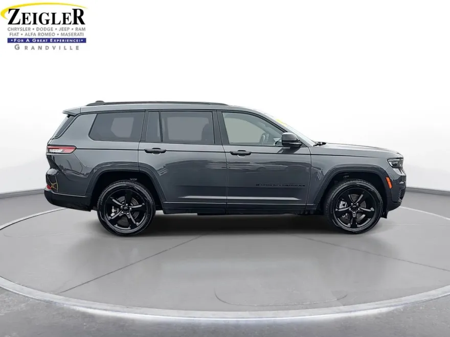 2023 Jeep Grand Cherokee Altitude photo 1