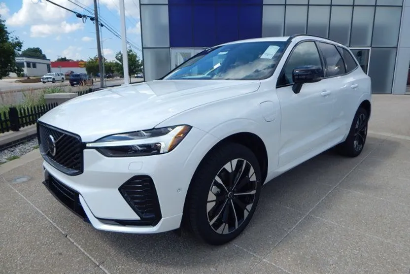 2026 Volvo XC60 Hybrid T8 Plus photo 1