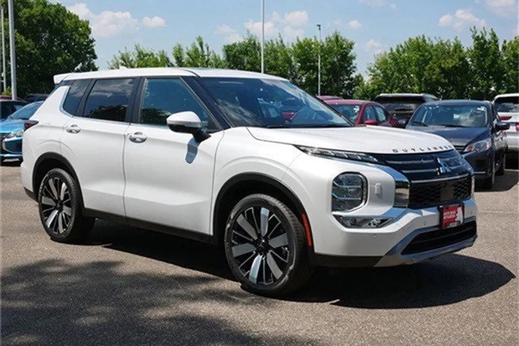 2025 Mitsubishi Outlander SE photo 1