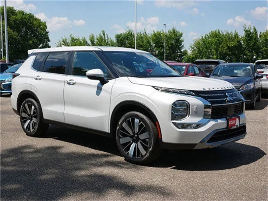 2025 Mitsubishi Outlander SE photo 1