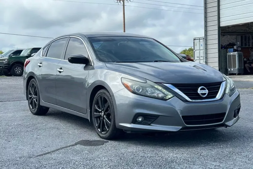 2017 Nissan Altima 2.5 SR photo 1