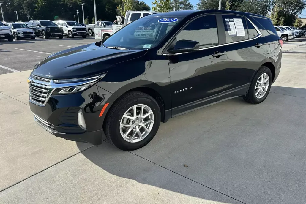 2023 Chevrolet Equinox LT photo 1