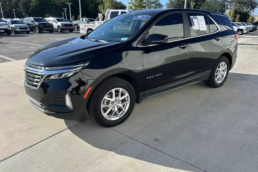 2023 Chevrolet Equinox LT photo 1