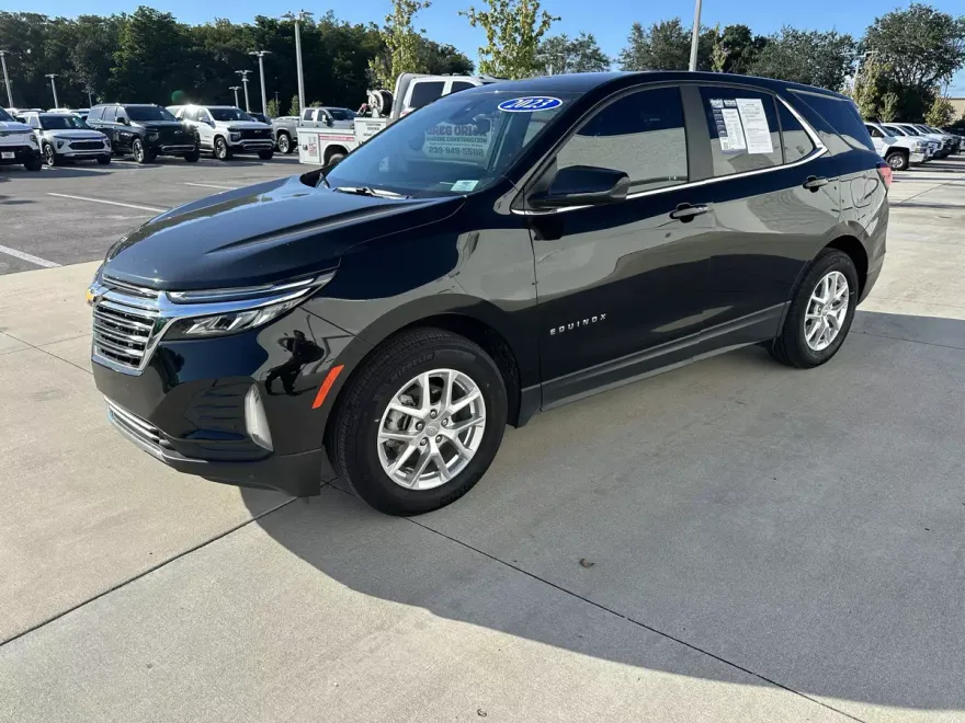 2023 Chevrolet Equinox LT photo 1