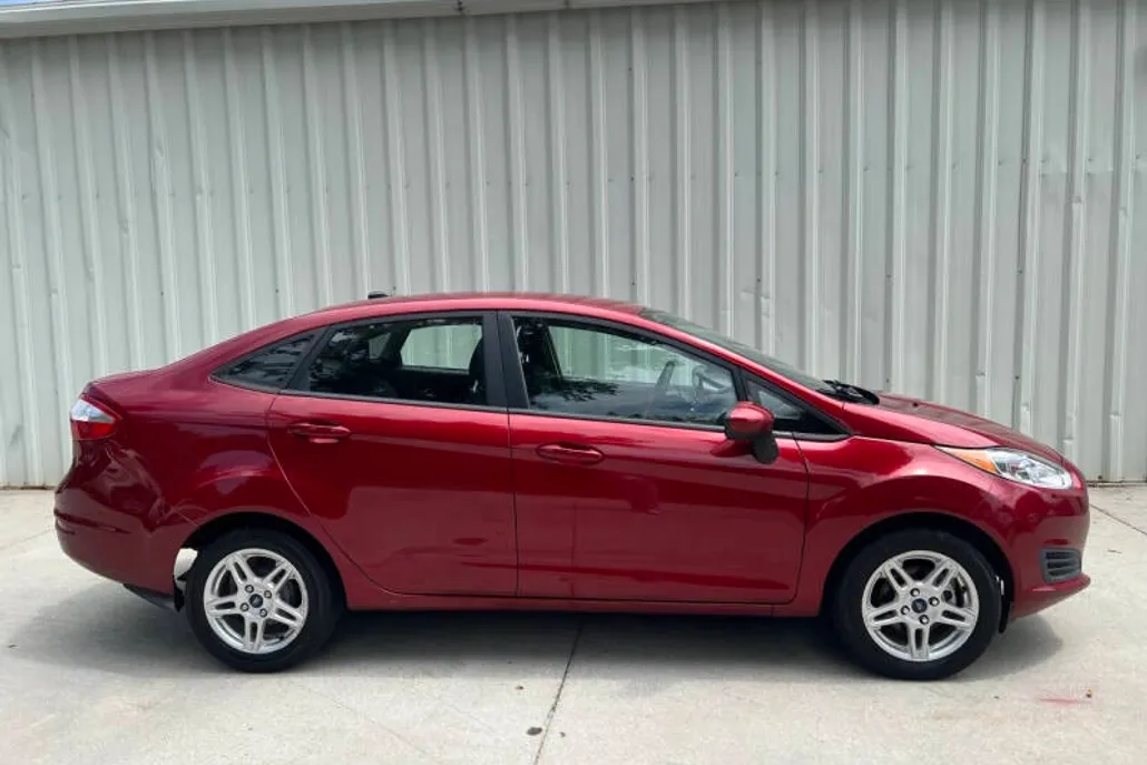 2017 Ford Fiesta SE photo 1