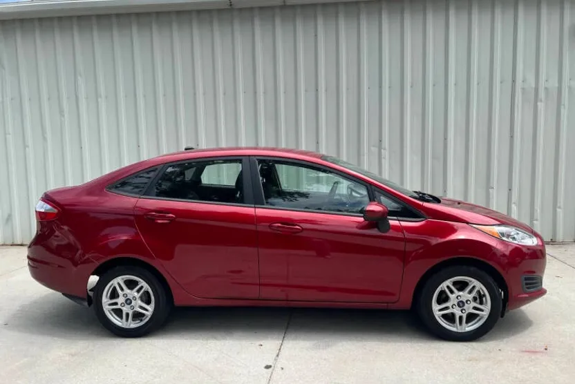 2017 Ford Fiesta SE photo 1